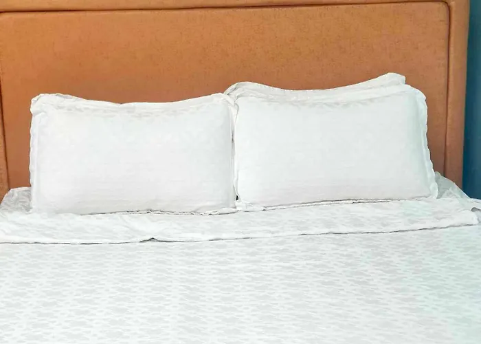 Apartment Eton Baypark By Triple View Condotel Manila